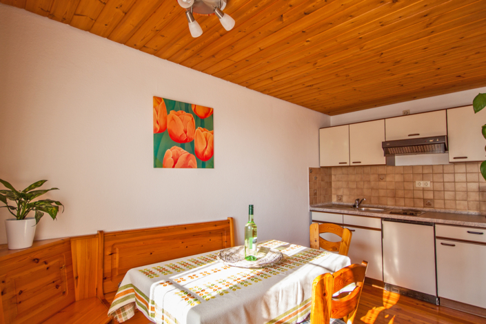 Haus 1 Wohnung A Essplatz und Küche